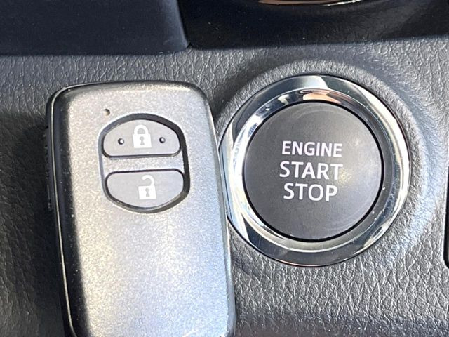 【スマートキー】カバンやポケットに入れたままでもドアの施錠・解錠が可能なスマートキーを装備。エンジンのオン・オフ時もカギを取り出す必要が無いからとっても便利です♪