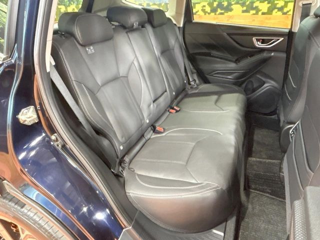 広々とした2列目シートは居住性が高く、居心地も快適!友達や家族とのお出かけにぴったりです。ベビーシートやチャイルドシート使用時も快適にお過ごしいただける十分な空間を確保しています。