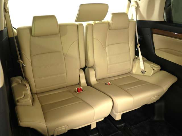 サードシートも広々とした空間をご用意しております!シートアレンジにて、快適スペースを作ることも可能となっております!アレンジパターンも豊富で、様々なシーンにご利用いただけます!