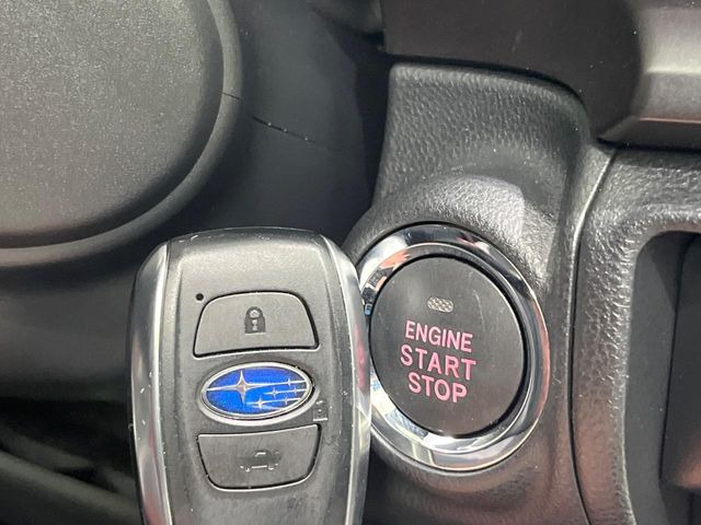 【アクセスキー&プッシュスタート】カバンやポケットに入れたままでもドアの施錠・解錠が可能なスマートキーを装備。エンジンのオン・オフ時もカギを取り出す必要が無く、ボタンをプッシュするだけでOK♪