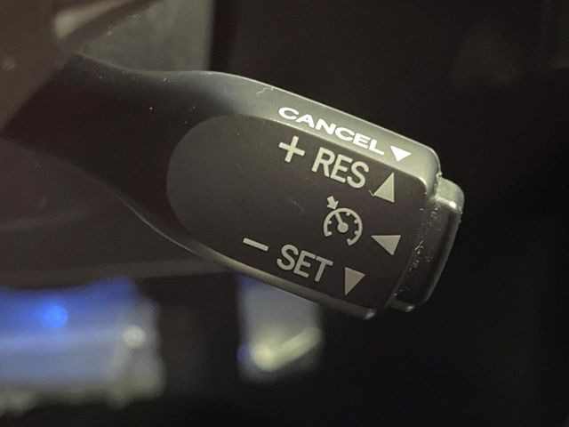 【クルーズコントロール】高速道路もラクラク走行。アクセルを離しても一定速度で走行ができ、長距離運転時の負担を軽減!加速・減速も簡単なスイッチ操作で調整できます。