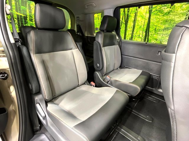 後部座席も気になるようなキズ・汚れやへたり等、大きなダメージはなく、良好な状態です。