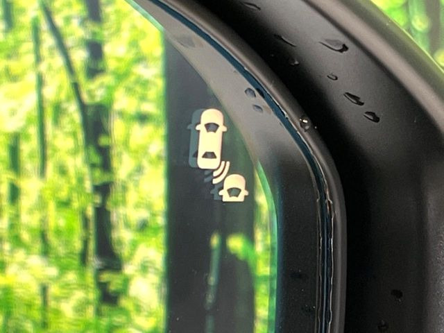 【ブラインドスポットインフォメーション】走行中、ドアミラーの死角になりやすい箇所に後続車が接近するとサイドミラー付近に警告を表示、ドライバーに注意喚起をしてくれます。