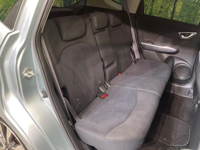 後部座席も気になるようなキズ・汚れやへたり等、大きなダメージはなく、良好な状態です。