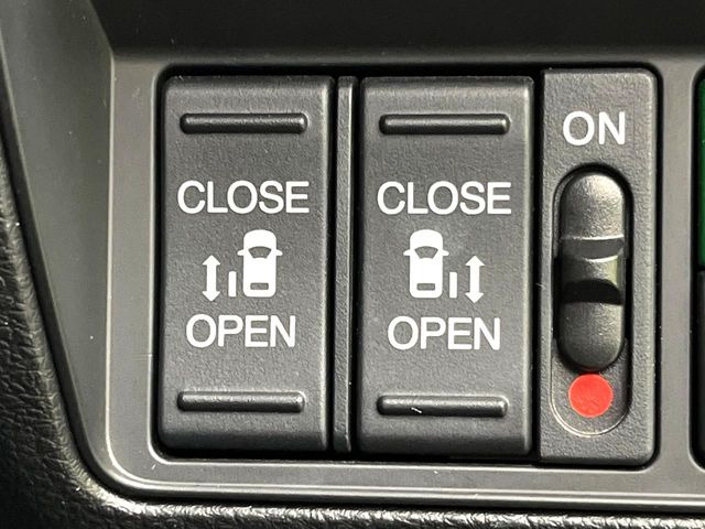 【両側パワースライドドア】スマートキーや運転席のスイッチで後席両側スライドドアの開閉が可能♪電動だから力を入れてドアを開ける必要が無く、小さなお子様でも簡単に開け閉めでき快適です♪