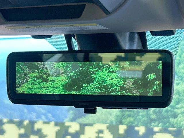 【スマートリヤビューミラー】後席の大きな荷物や同乗者で後方が確認しづらい時でも安心!カメラが撮影した車両後方の映像をルームミラー内に表示。クリアな視界で状況の確認が可能です!