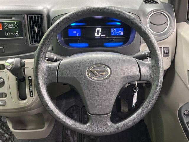 インテリアに合わせたデザインのステアリングは、運転される方のことも考え、運転しやすい形状、大きさです。是非一度、実際に触ってお確かめください。