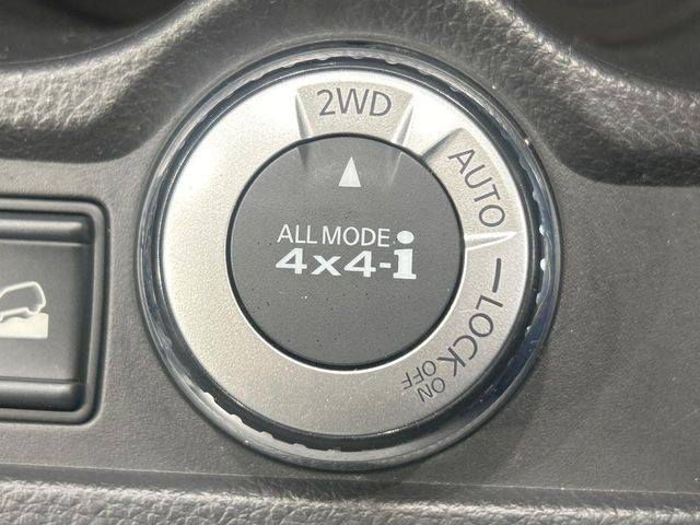【オールモード4×4】2WD/4WDモードを手軽に切り替え可能。燃費重視の2WD、スタック時に役立つLOCK、AUTOモードでは4WDの配分を自動で調整し、路面状況を問わず安定した走りをサポート。