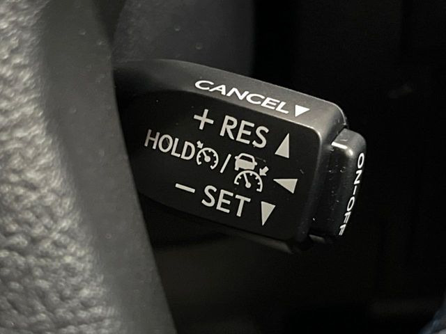 【レーダークルーズコントロール】高速道路での長距離走行が楽に!!自動で速度を保つクルーズコントロールが、衝突軽減システムと連携し、前方の車両を感知して車間を保つように速度調節してくれます!!