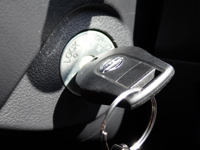 エンジン始動は、キーを差し込むタイプです。