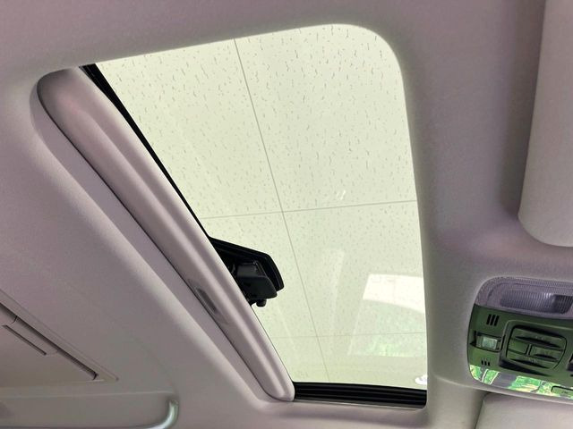 【サンルーフ】開放感たっぷりの希少装備、サンルーフが装着されています!車内に明かりを取り入れたり景色を楽しむ以外にも、車内の空気も簡単に換気できて快適です!