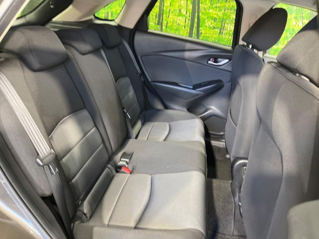 後部座席も気になるようなキズ・汚れやへたり等、大きなダメージはなく、良好な状態です。