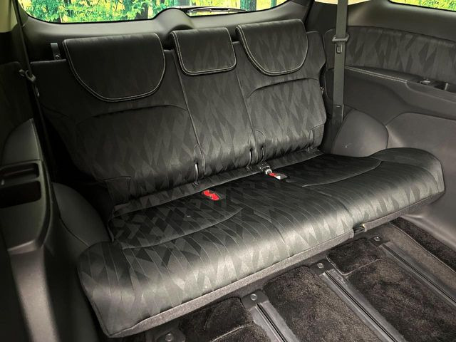 床下収納式のサードシートです。座席部分をコンパクトに収納でき、広大な荷室スペースとしてお使いいただけます!乗車人数や荷物の量など利用シーンに合わせて3列目を有効活用でき、とっても便利♪