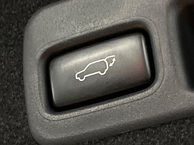 【パワーバックドア】スマートキーや運転席のボタンを押すだけでリアゲートが自動で開閉します!荷物を持っている時や、高い位置にあるバックドアを閉める際に便利な機能です♪