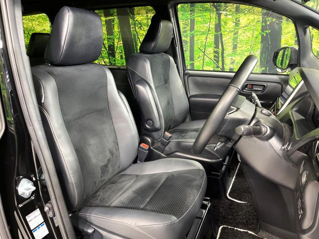 【合皮レザーシート】汚れのふき取りが容易でメンテナンスもが簡単な、機能性に優れる合成皮革を採用した上質なシートです。座り心地もよく、高級感あふれる心地良い車内空間を演出してくれます。