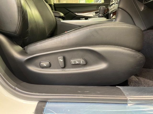 【メモリー機能付きパワーシート】ドライバーごとに設定したシート位置を記憶して、ボタン一つで切り替えできる便利な機能!運転する方が複数名いらっしゃるご家庭におすすめです♪