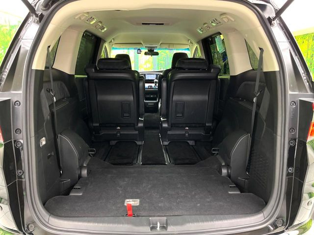 ラゲッジルームは、大容量のスペースを確保。普段のお買い物からレジャーまで、幅広く活躍してくれます!また、リアシートを倒すことでバリエーション豊かにお使いいただけます。