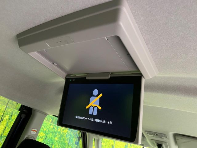【フリップダウンモニター】大画面モニターで後席でもエンタメをお楽しみいただけます。小さなお子様にも大人気の装備です♪