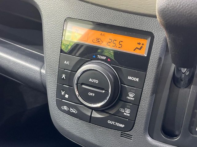 【オートエアコン】一度お好みの温度に設定すれば、車内の温度を検知し風量や温度を自動で調整。暑い…寒い…と何度もスイッチ操作をする必要はありません。快適な車内空間には必須の機能ですね♪
