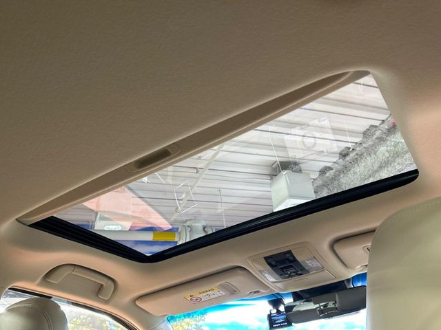 【サンルーフ】開放感たっぷりの希少装備、サンルーフが装着されています!車内に明かりを取り入れたり景色を楽しむ以外にも、車内の空気も簡単に換気できて快適です!