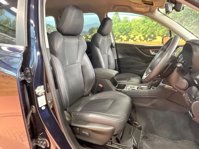 運転席まわりには十分なスペースがあり、大柄な方でもゆったり運転していただける環境です。