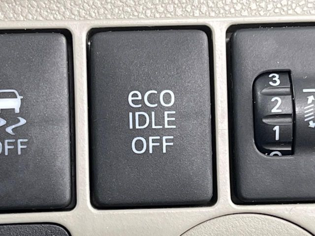 【アイドリングストップ】赤信号や渋滞で停車した際にエンジンを停止し、無駄な燃料の消費を抑えます。燃費向上や環境保護につなげる機能♪エンジンはブレーキを離せば再始動します。