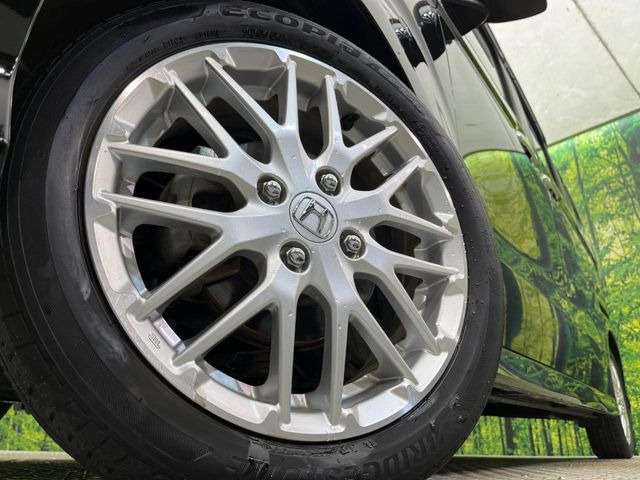 【グレード専用純正15インチアルミホイール】デザイン性の高い純正アルミホイールを装着しております。各種社外アルミホイールや、スタッドレスタイヤも取扱いしております。是非ご相談ください♪