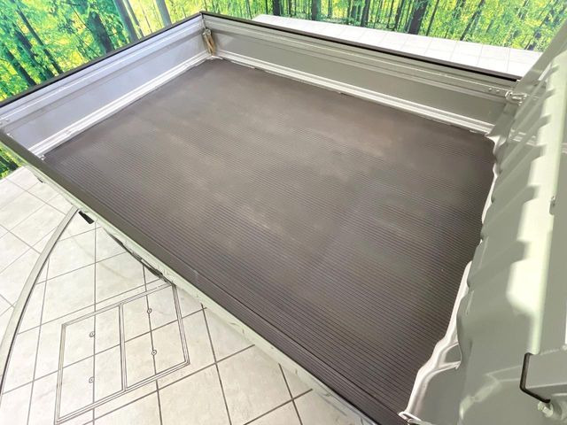 積み下ろしのしやすいデッキにはたっぷりと荷物を積み込んでいただけます。遊びから仕事まで、様々なシーンで頼れます♪