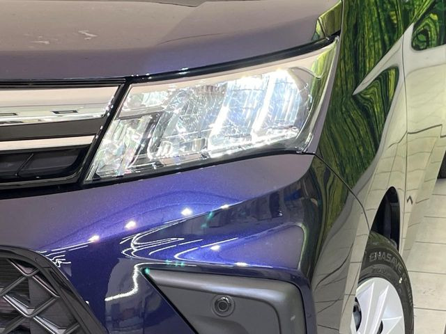 【LEDヘッドライト】悪天候や夜間走行時も良好な視界を確保し安心して運転できる高輝度LEDヘッドライトを装備!点灯速度が早く、消費電力も抑えられています。