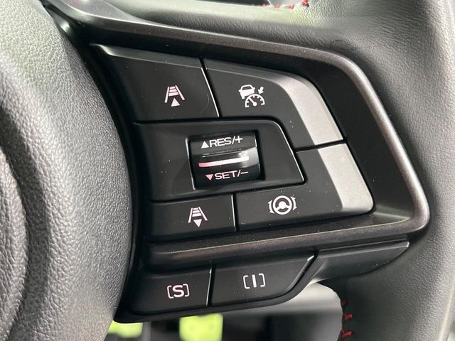 【全車速追従機能付クルーズコントロール】高速道路での長距離走行が楽に!!自動で速度を保つクルーズコントロールが、衝突軽減システムと連携し、前方の車両を感知して車間を保つように速度調節してくれます!!