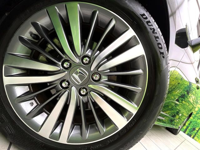 【純正17インチアルミホイール】外観にマッチした純正アルミホイールを装着しております。各種社外アルミホイールや、スタッドレスタイヤも取扱いしております。是非ご相談ください♪