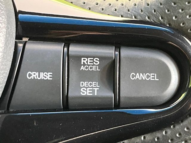 【クルーズコントロール】高速道路もラクラク走行。アクセルを離しても一定速度で走行ができ、長距離運転時の負担を軽減!加速・減速も簡単なスイッチ操作で調整できます。