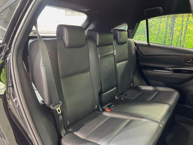 広々とした2列目シートは居住性が高く、居心地も快適!友達や家族とのお出かけにぴったりです。ベビーシートやチャイルドシート使用時も快適にお過ごしいただける十分な空間を確保しています。