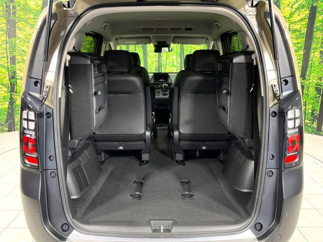 ラゲッジルームは、大容量のスペースを確保。普段のお買い物からレジャーまで、幅広く活躍してくれます!また、リアシートを倒すことでバリエーション豊かにお使いいただけます。