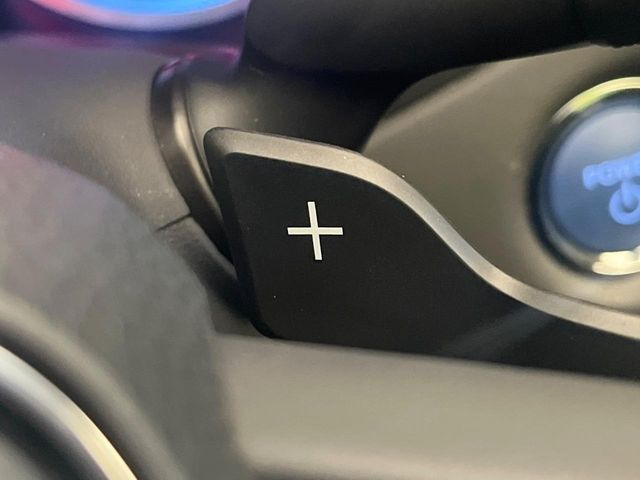 【パドルシフト】ハンドルから手を離さずに素早くシフトアップ&ダウンができるので、エンジンブレーキを使う下り坂や高速道路の合流で加速したい場面で役立ちます。