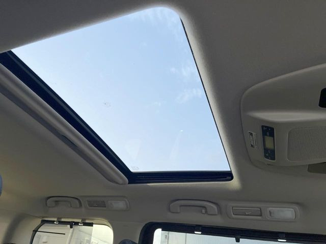 【サンルーフ】開放感たっぷりの希少装備、サンルーフが装着されています!車内に明かりを取り入れたり景色を楽しむ以外にも、車内の空気も簡単に換気できて快適です!