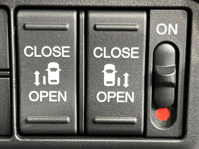 【両側パワースライドドア】スマートキーや運転席のスイッチで後席両側スライドドアの開閉が可能♪電動だから力を入れてドアを開ける必要が無く、小さなお子様でも簡単に開け閉めでき快適です♪