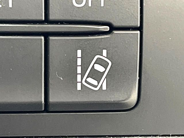 【車線逸脱警報】道路上の白(黄)線を認識し、意図せず走行中の車線からはみ出しそうになった時、メーター内の警告灯とブザーで注意喚起してくれる安心・安全機能です♪