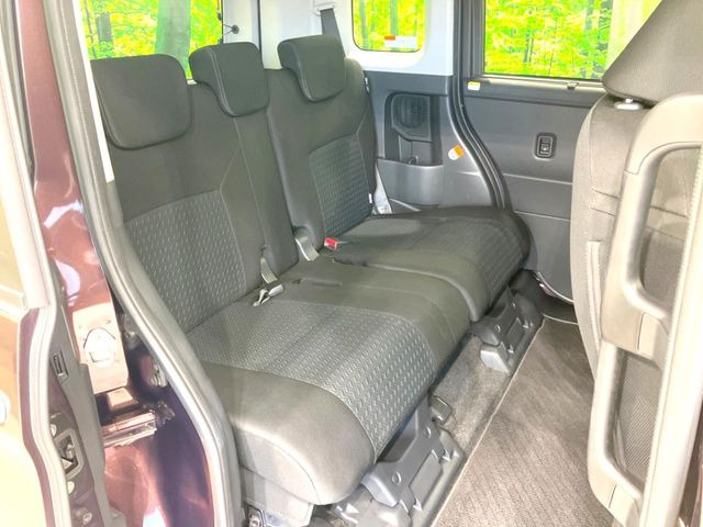 後部座席も気になるようなキズ・汚れやへたり等、大きなダメージはなく、良好な状態です。
