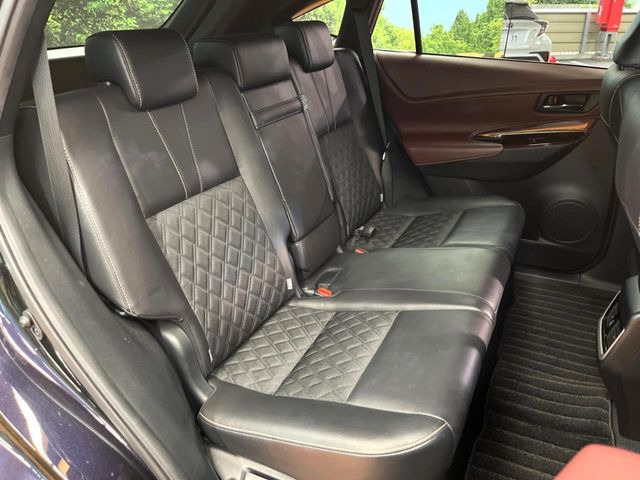 後部座席も気になるようなキズ・汚れやへたり等、大きなダメージはなく、良好な状態です。
