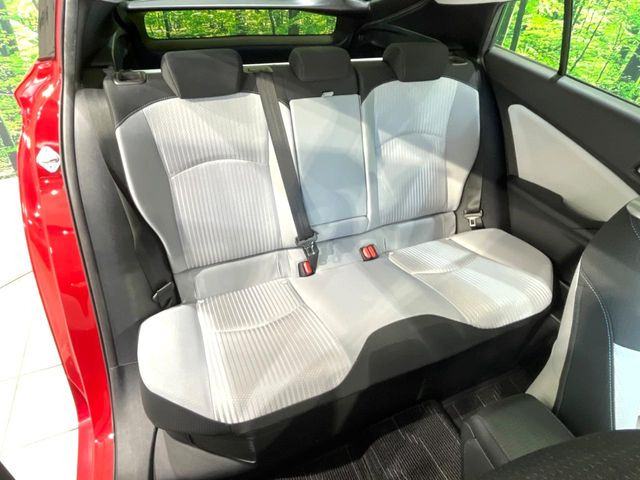 後部座席も気になるようなキズ・汚れやへたり等、大きなダメージはなく、良好な状態です。