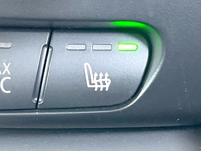 ●フロントシートヒーティング:運転席・助手席共に三段階で調節が可能なシートヒーターを装備しております。季節を問わず快適にご使用いただけます。