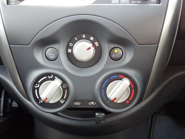 ダイヤル式のマニュアルエアコンになります。シンプルで使いやすい!