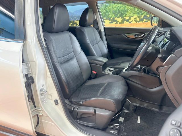 運転席まわりには十分なスペースがあり、大柄な方でもゆったり運転していただける環境です。