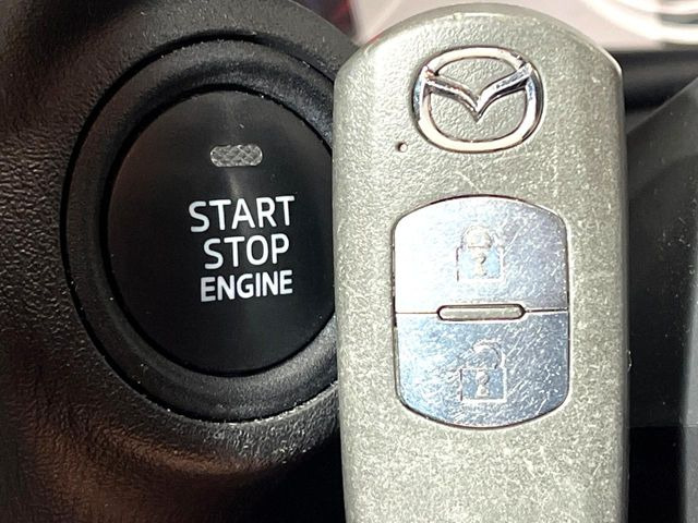 【アドバンストキー】カバンやポケットに入れたままでもドアの施錠・解錠が可能なスマートキーを装備。エンジンのオン・オフ時もカギを取り出す必要が無いからとっても便利です♪