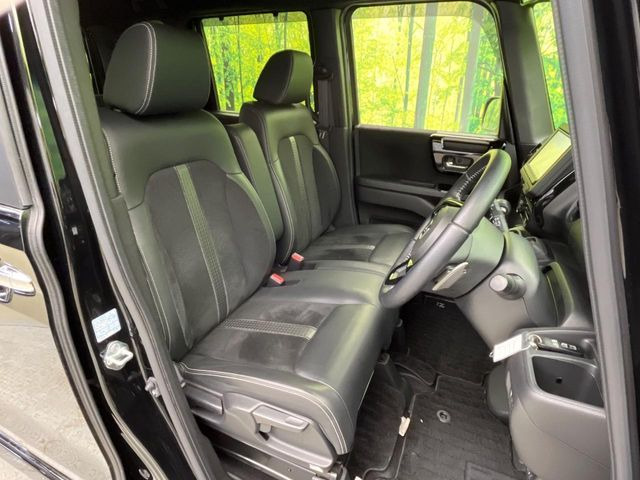 【ハーフレザーシート】高級感と座り心地を両立した人気のシート♪背面・座面のファブリック素材は、通気性の良さや滑りにくさに優れています。気温や服装に左右されず快適にお乗りいただけます。