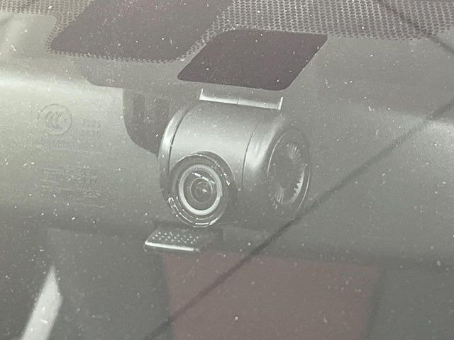 【ドライブレコーダー】安心・安全なカーライフに必須のドライブレコーダーを装備!走行中はもちろん、あおり運転や事故に遭遇した際の状況も映像で記録し、万一のリスクに備えます。