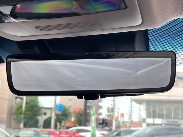 【デジタルインナーミラー】後席の大きな荷物や同乗者で後方が確認しづらい時でも安心!カメラが撮影した車両後方の映像をルームミラー内に表示。クリアな視界で状況の確認が可能です!