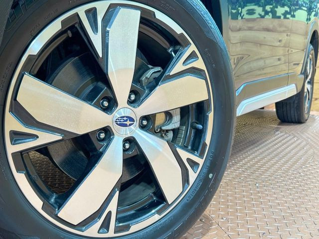 【純正18インチアルミホイール】外観にマッチした純正アルミホイールを装着しております。各種社外アルミホイールや、スタッドレスタイヤも取扱いしております。是非ご相談ください♪