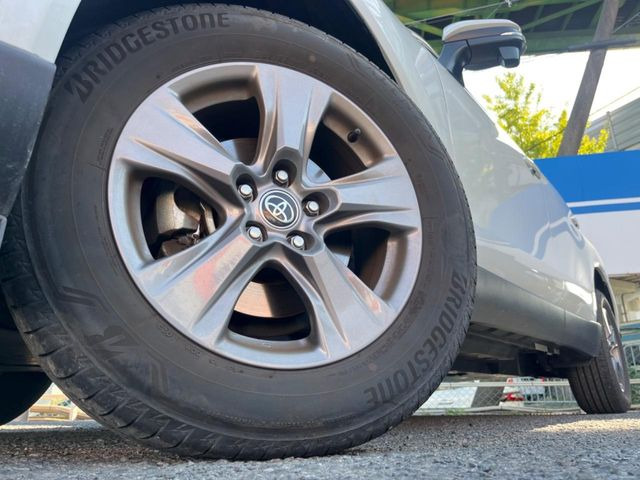 【純正17インチアルミホイール】外観にマッチした純正アルミホイールを装着しております。各種社外アルミホイールや、スタッドレスタイヤも取扱いしております。是非ご相談ください♪